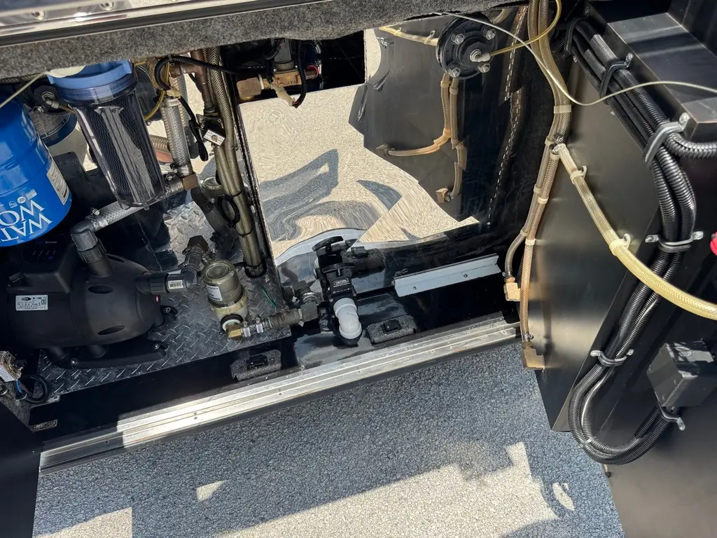Chassis and air system detail on the 1999 Vogue Prevost XL